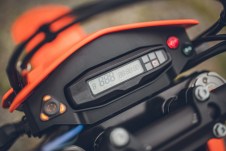 The LCD gauge is compact and tidy, although maybe a bit budget-looking. Photo: Sebas Romero/KTM