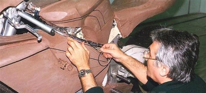 Master motorcycle designer Massimo Tamburini taps lines onto the MV F4 clay model. Even he succumbed to the material's charms.